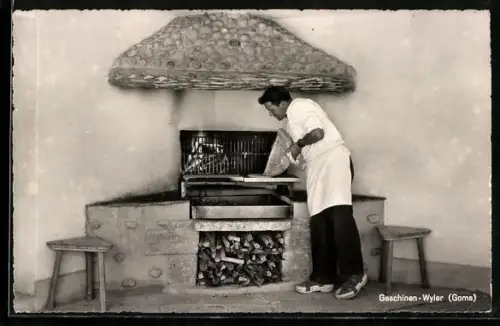 AK Geschinen-Wyler /Goms, Baschi`s Freiluft-Restaurant, Koch am Raclette-Grill