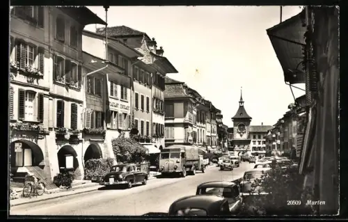 AK Murten, Strassenpartie mit Restaurant und Uhrturm