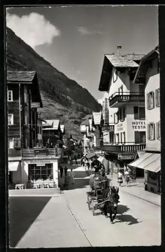 AK Zermatt, Dorfstrasse mit Hotel Testa Grigia u. Gasthaus Walliserkanne