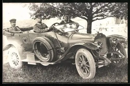 AK Garde-Soldat und Garde-Gefreiter am Steuer eines Automobils, auf dem Hecksitz Vizefeldwebel