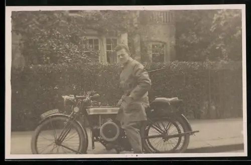 Foto-AK Herr im Mantel auf einem Douglas-Motorrad