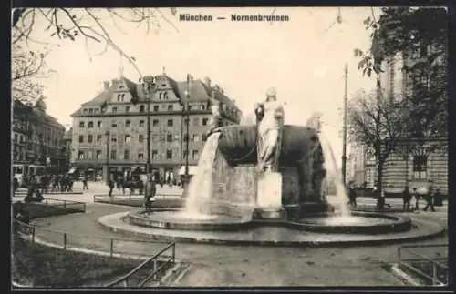 AK München, Passanten am Nornenbrunnen