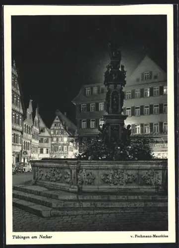 AK Tübingen am Neckar, Marktplatz mit Brunnen und Fachwerkhäusern bei Nacht