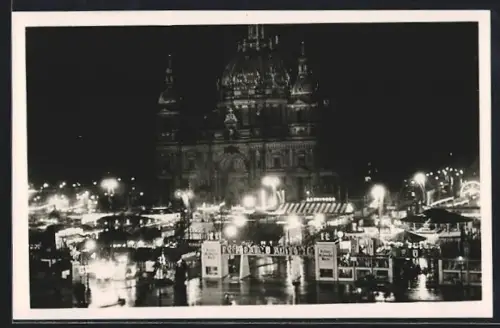AK Berlin, Weihnachtsmarkt Lustgarten, Berliner Dom bei Nacht
