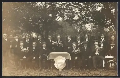 Foto-AK Mellingen, Burschenverein Teutonia, Gruppenbild, Umtrunk, Wappen