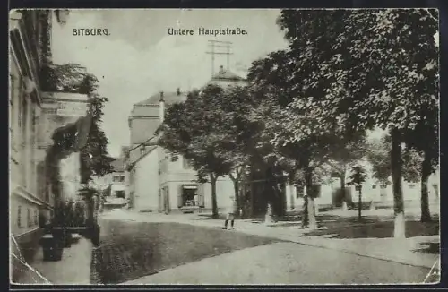 AK Bitburg, Untere Hauptstrasse mit Geschäft, Bäumen, Platz