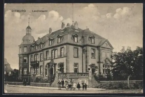 AK Bitburg, Landratsamt mit Kindergruppe
