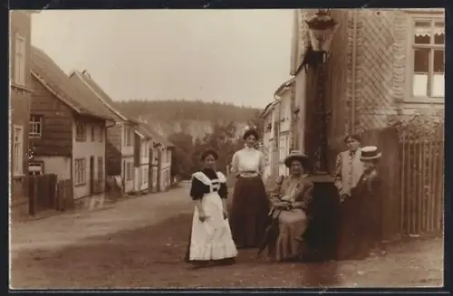Foto-AK Georgenthal i. Thür., Strassenansicht mit Personen