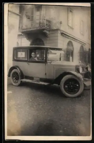 AK Auto Fiat vor mehrstöckigem Anwesen