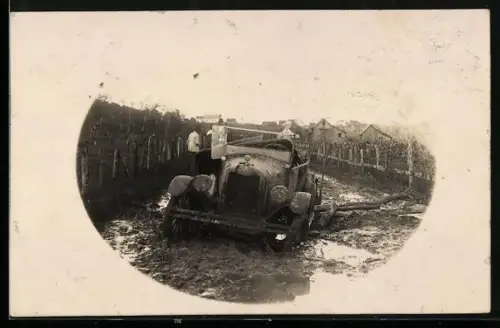 Foto-AK Offener Wagen eingesunken auf völlig verschlammtem Weg, Auto