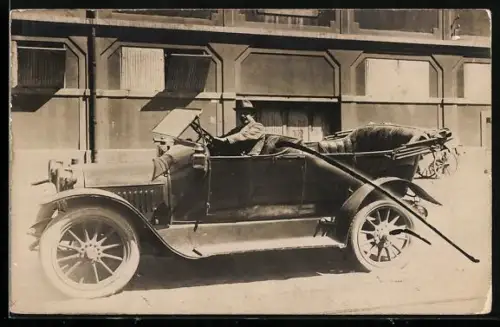 Foto-AK Mehrsitziges Cabriolet mit Fahrer in Seitenansicht, Auto