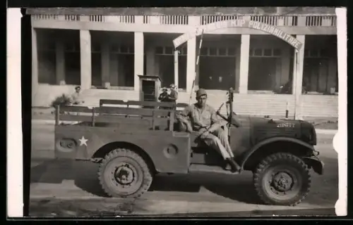 Foto-AK Jeep der italienischen Militärpolizei vor einer Kaserne, Auto