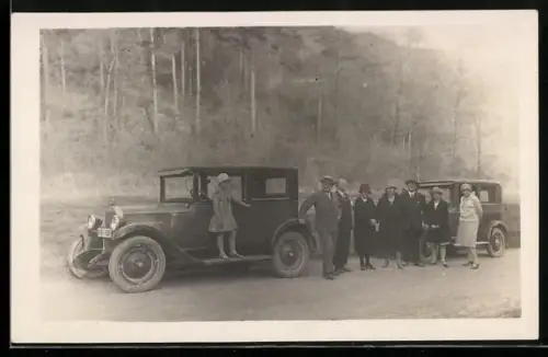 Foto-AK Chevrolet Limousinen mit einer Gesellschaft bei einer Ausfahrt, Auto