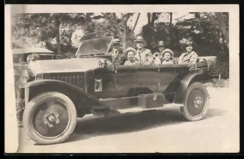 Foto-AK Gesellschaft bei Ausfahrt mit einem Cabriolet, Auto