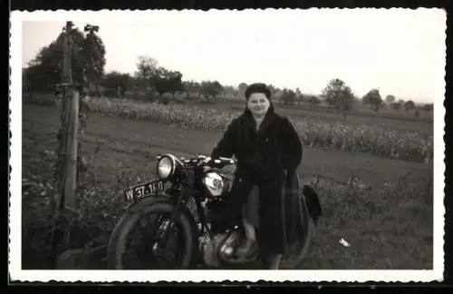 AK NSU /D-Rad Motorrad mit Kennzeichen W 37-160 in ländlicher Umgebung