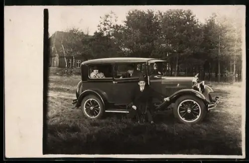 Foto-AK Herr und zwei Damen mit Limousine vor einer Waldpartie, Auto