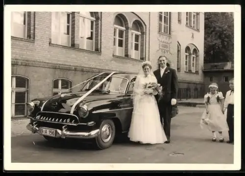 Foto-AK Hochzeitspaar vor geschmücktem Auto Opel Kapitän mit Kennzeichen B-A 156