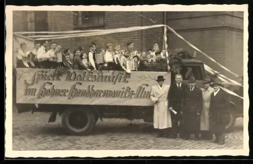 Foto-AK Akkordeonspieler vom Hohner Handharmonika-Club auf einem Lastkraftwagen