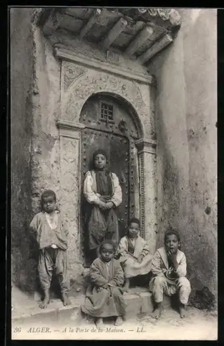AK Alger, Enfants Arabes a la porte de la Maison