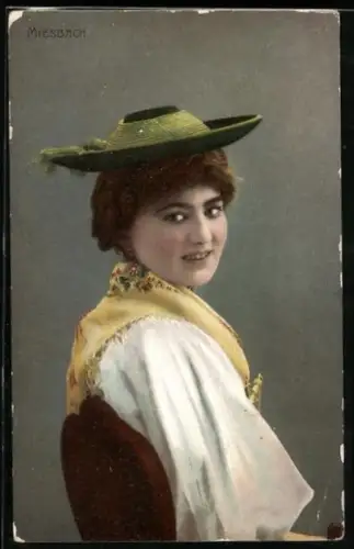 AK Miesbacherin in bayerischer Tracht mit Hut