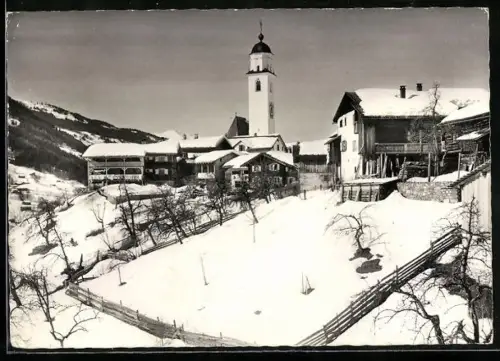 AK Saas, Kirche der Ortschaft im Prättigau, Ansicht im Winter