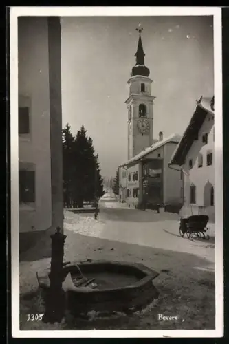 AK Bevers, Strassenpartie im Winter mit Kirche