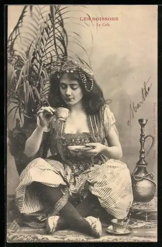 AK Les Boissons, Le Cafe, Mädchen im Schneidersitz trinkt Kaffee
