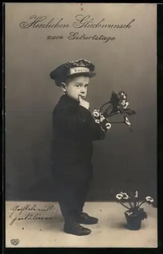 AK kleiner Junge als Page mit einem Blumentopf in der Hand, Glückwunsch zum Geburtstag