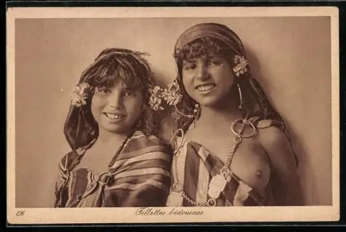 AK Junge nackte Beduinenfrauen mit Blumen im Haaar