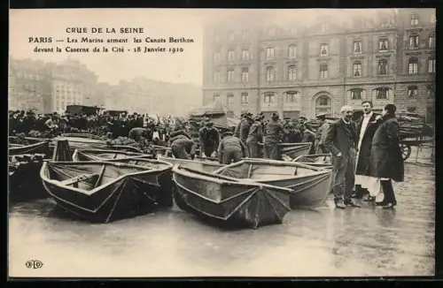 AK Paris, Crue de la Seine 1910, Les Marins arment les Canots Berthon devant la Caserne de la Cité, Hochwasser
