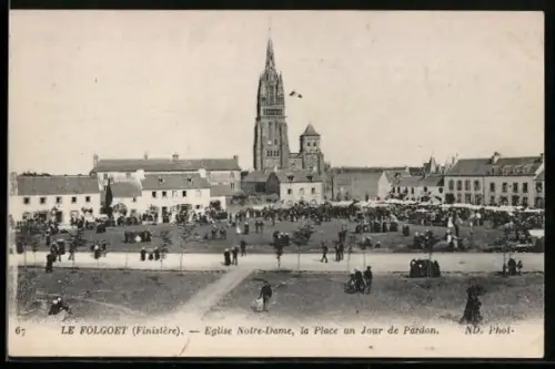 AK Le Folgoet, Eglise Notre-Dame, la Place un Jour de Pardon