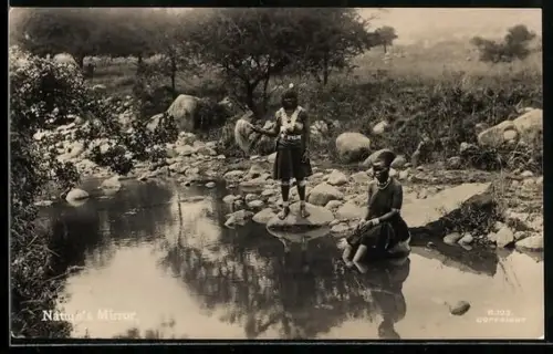 Foto-AK südafrikanische Frauen betrachten sich im Wasser