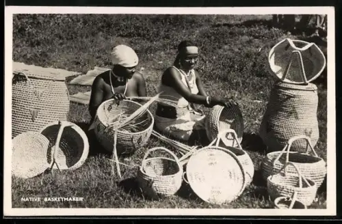 AK Handwerk, Korbflechter sitzen auf der Wiese