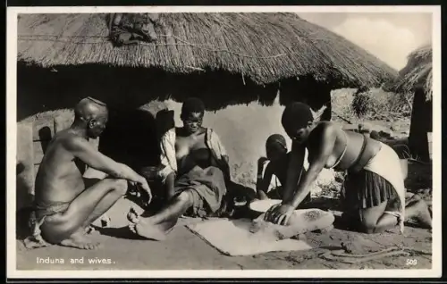 AK Afrikanischer Mann mit 2 halbnackten Frauen bei der Arbeit