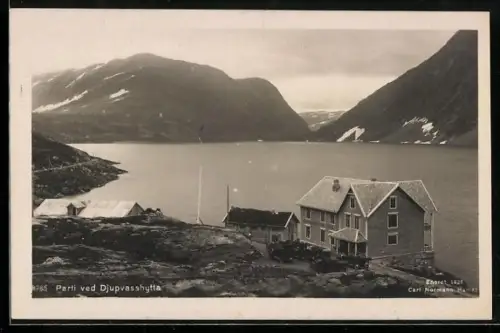AK Djupvasshytta, Blick auf eine Berghütte mit Blick auf das Wasser