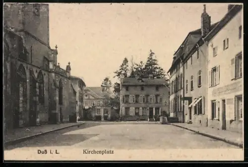 AK Duss i. L., Kirchenplatz mit Bäumen