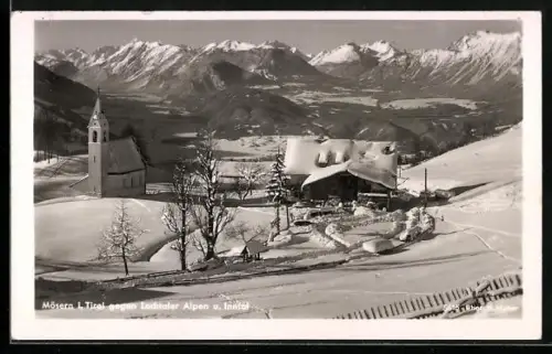 AK Mösern, verschneites Haus und Kirche mit Lechtaler Alpen und Inntal