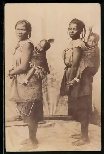 AK afrikanische Frauen tragen ihre Kinder auf dem Rücken