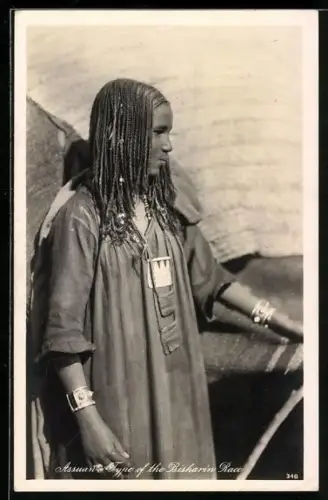 AK Assuan Type of the Bisharin Race, Junge Bishari Frau mit Zopffrisur