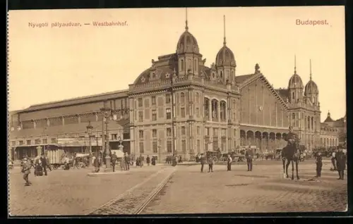 AK Budapest, Westbahnhof, Vorplatz mit Passanten