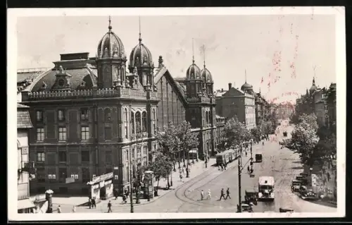 AK Budapest, Westbahnhof, Strassenpartie mit Strassenbahn und Litfasssäule