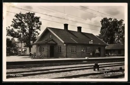 AK Finja, Station