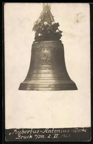 AK Bruck a. M., Hubertus-Antonius-Glocke 1923, mit weissen Rosen geschmückt
