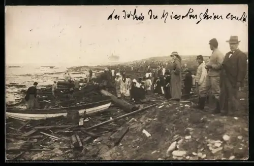 Foto-AK Casablanca, Trümmer eines Schiffes am Strand