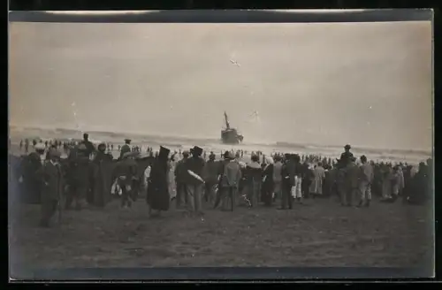 Foto-AK Casablanca, Gestrandetes Schiff und Zuschauer