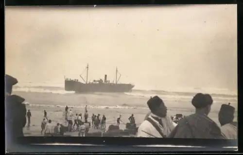 Foto-AK Casablanca, Gestrandetes Schiff, Seenotrettung