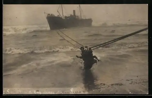 Foto-AK Casablanca, Helfer bergen die Besatzung eines gestrandeten Schiffes, Seenotrettung