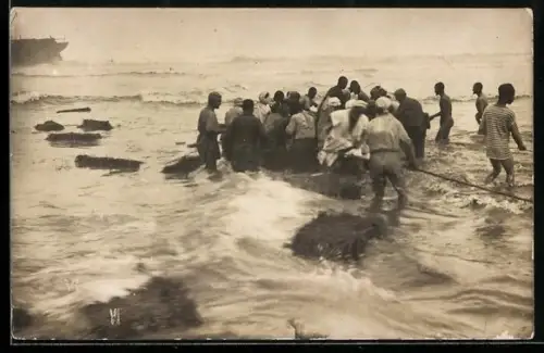 Foto-AK Casablanca, Bergungsarbeiten nach einem Schiffsunglück, Seenotrettung