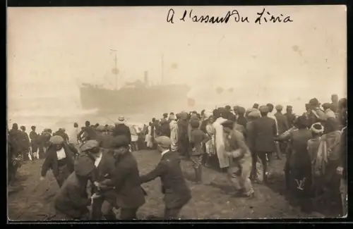 Foto-AK Casablanca, Zuschauer bei den Bergungsarbeiten nach einem Schiffsunglück, Seenotrettung