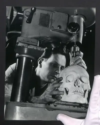 Fotografie Helmut Raddatz, Berlin-Weissensee, Arbeiter stellt Menschlichen Schädel her, Skelett, Grossformat 23 x 28cm